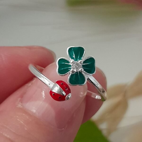 Anillo italiano mariquita y trebol esmaltado ajustable