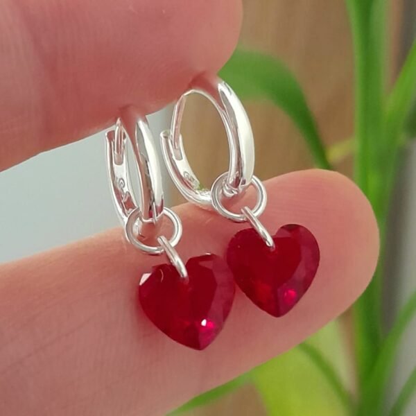 Argolla huggies corazon de cristal rojo colgante