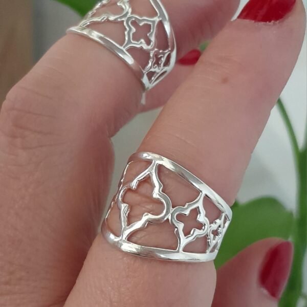Anillo laminado con flores caladas