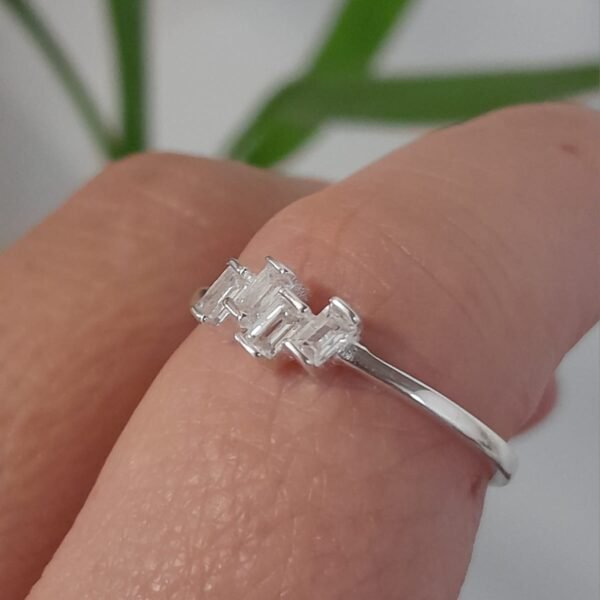 Anillo italiano con cubic blanco