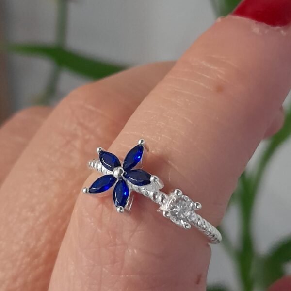 Anillo italiano flor de cubic azul