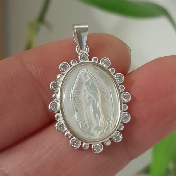 Dije italiano medalla virgen guadalupe con nacar y cubic