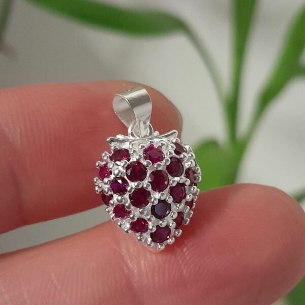 Dije italiano frutilla con cubic rosa