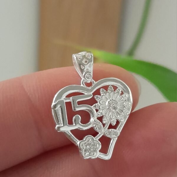 Dije italiano de 15 años con corazon y flor lisa