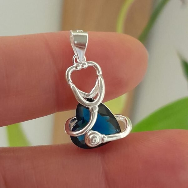 Dije italiano corazon azul con estetoscopio liso