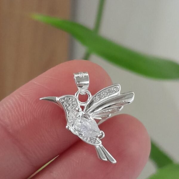 Dije italiano colibri con cubic blanco