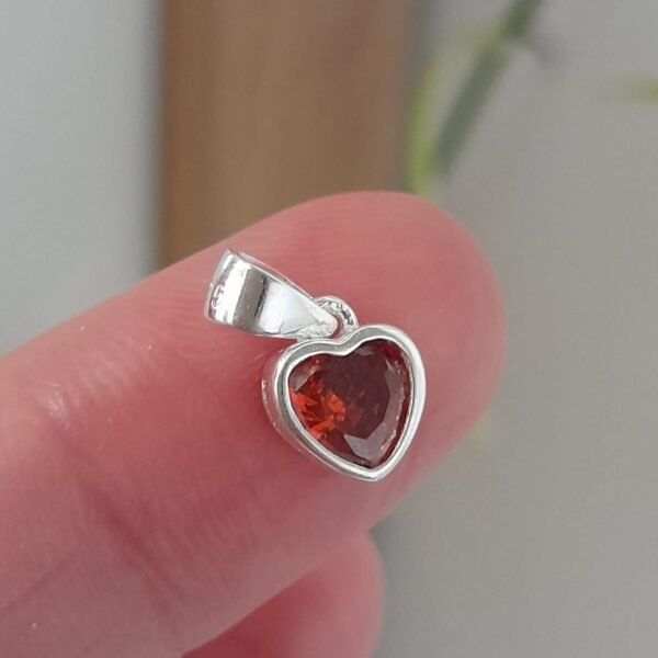 Dije italiano corazon con cubic rojo