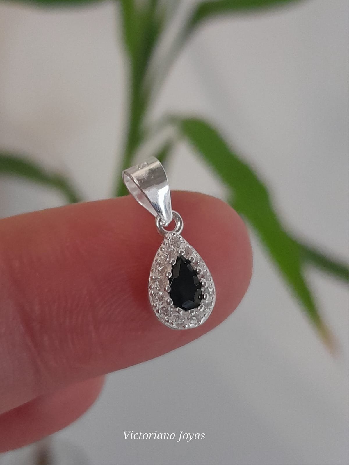 Dije italiano gota con cubic negro