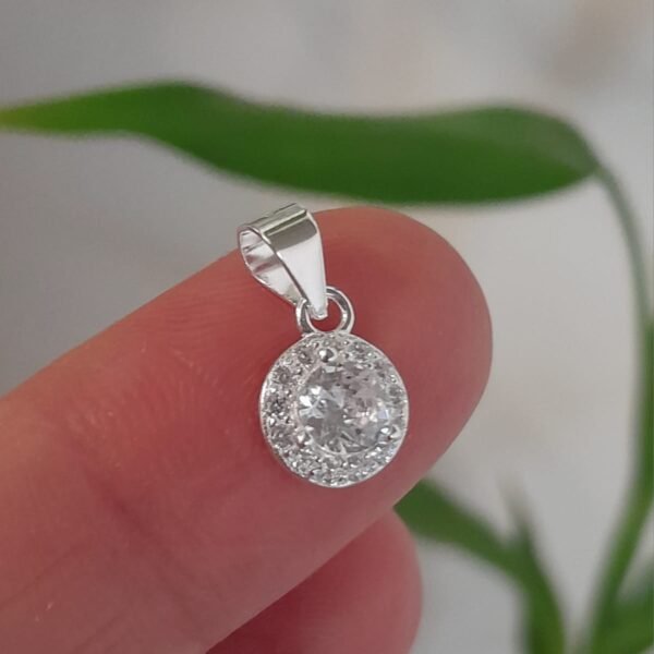 Dije italiano circular con cubic blanco