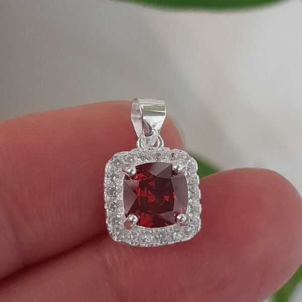 Dije italiano cuadrado con cubic rojo