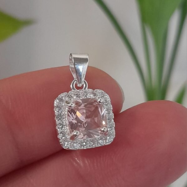 Dije italiano cuadrado con cubic rosa