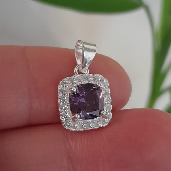 Dije italiano cuadrado con cubic violeta