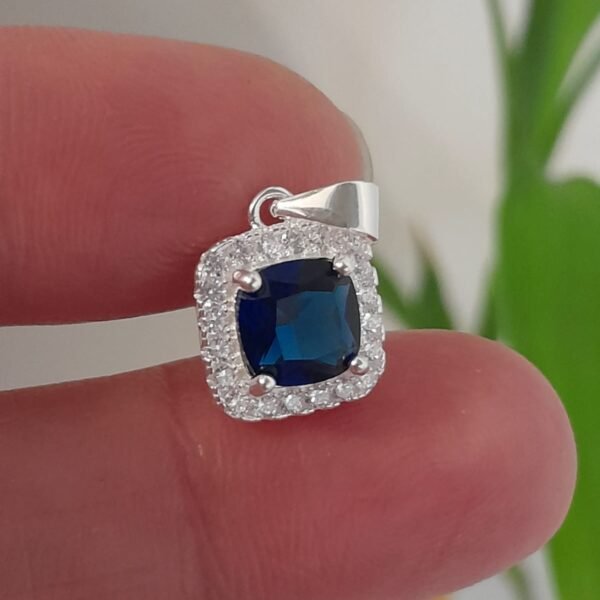 Dije italiano cuadrado con cubic azul