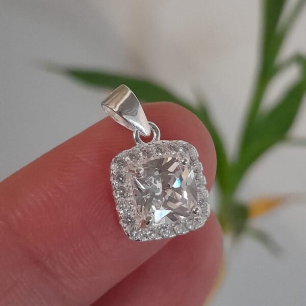 Dije italiano cuadrado con cubic blanco