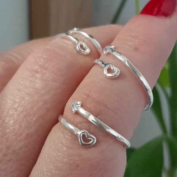 Anillo laminado flecha y corazon liso ajustable
