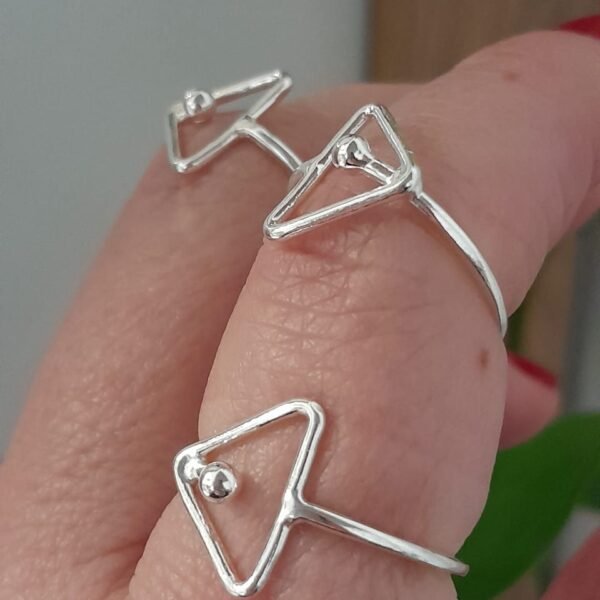 Anillo laminado triangulo liso ajustable