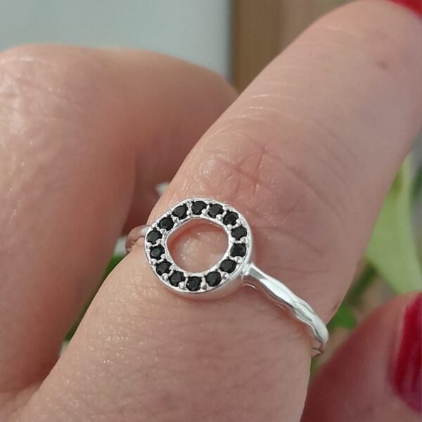 Anillo laminado circular cubic negro