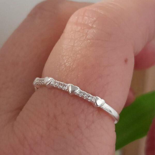 Anillo laminado cubic con corazones