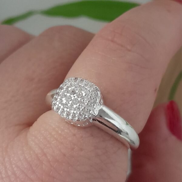 Anillo laminado cuadrado con cubic blanco