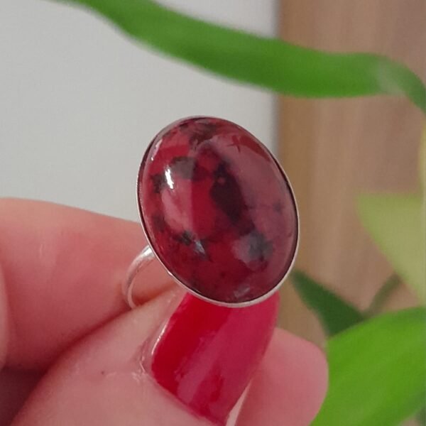 Anillo laminado piedra roja