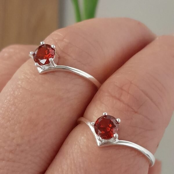 Anillo italiano en V cubic rojo