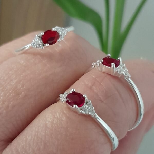 Anillo italiano cubic rojo central