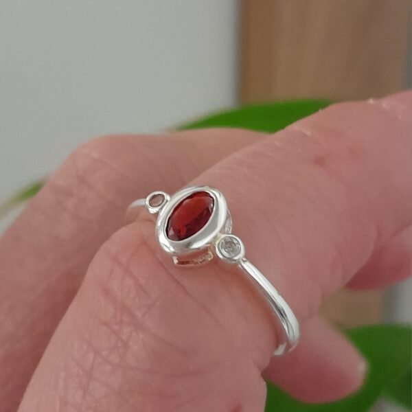 Anillo italiano cubic rojo central