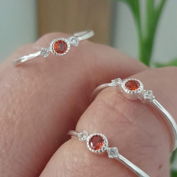 Anillo italiano punto de luz rojo