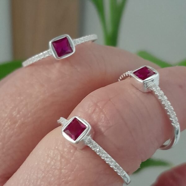Anillo italiano cubic cuadrado fucsia