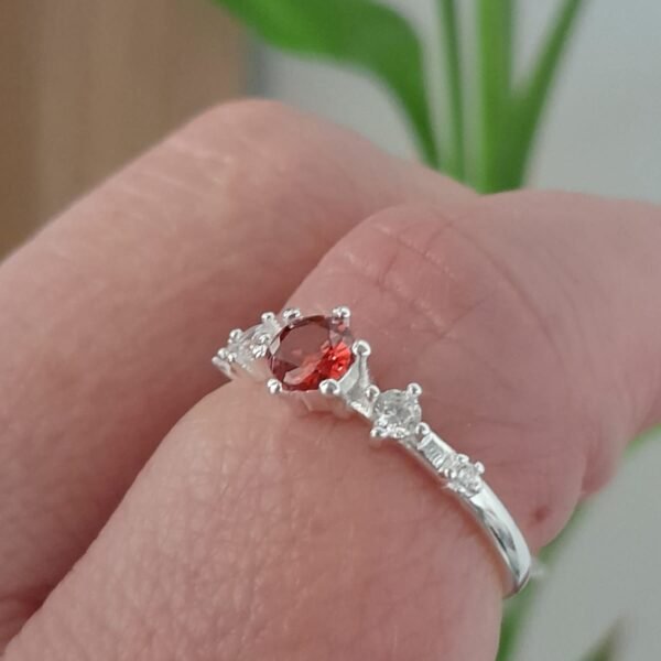 Anillo italiano cubic rojo central