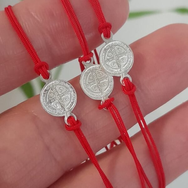 Pulsera italiana san benito con hilo rojo