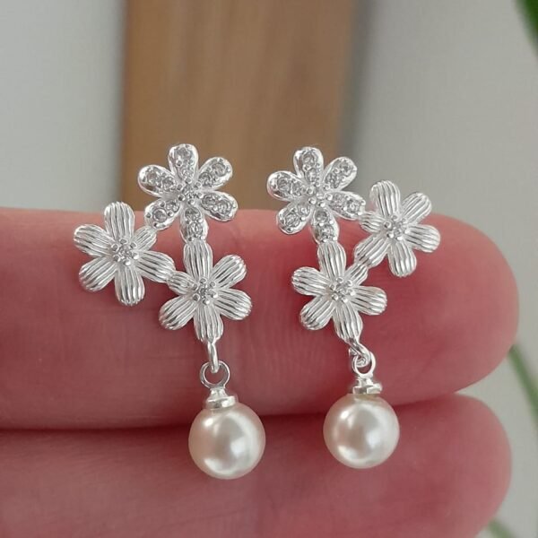 Pasante laminado flores con perla colgante
