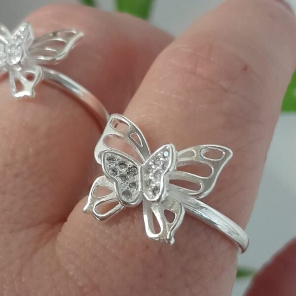 Anillo laminado mariposa con volumen