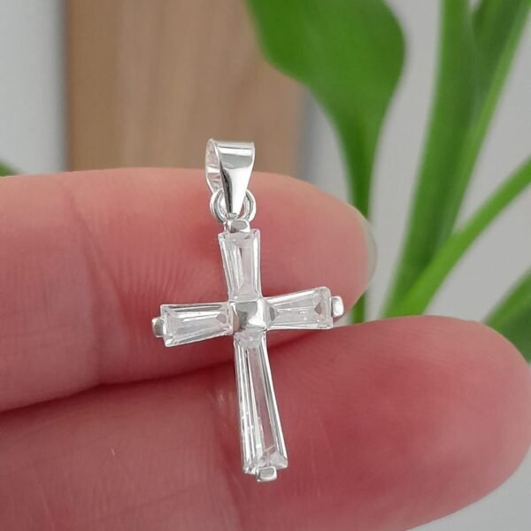 Dije italiano cruz con cubic