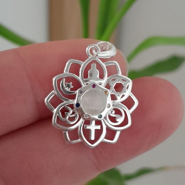 Mandala con simbolos de proteccion y piedra luna