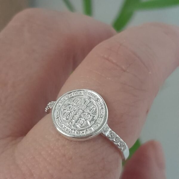Anillo italiano san benito con cubic