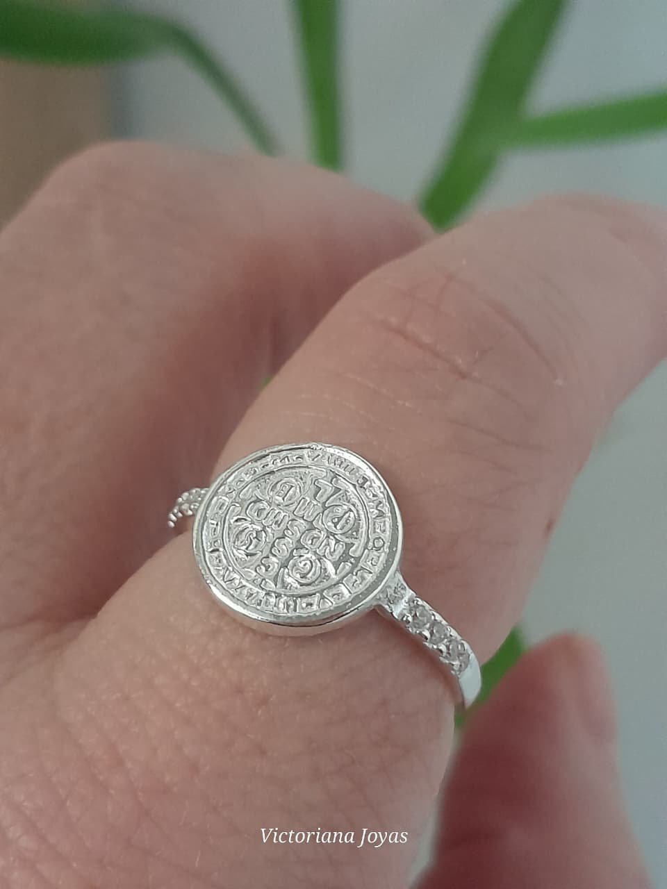 Anillo italiano san benito con cubic