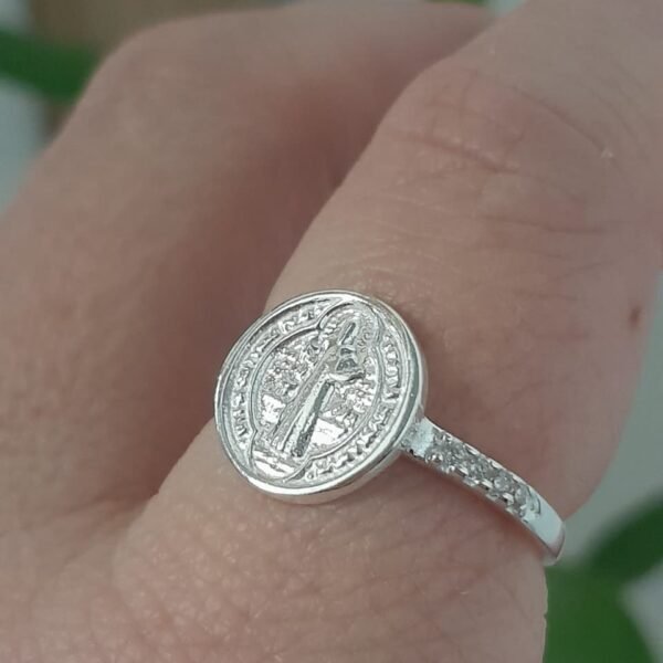 Anillo italiano san benito con cubic