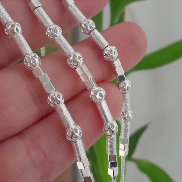 Pulsera laminada con bolitas caladas
