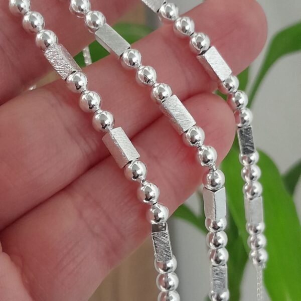 Pulsera laminada con bolitas lisas