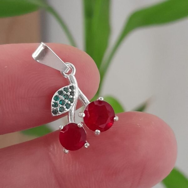 Dije laminado cereza cubic rojo