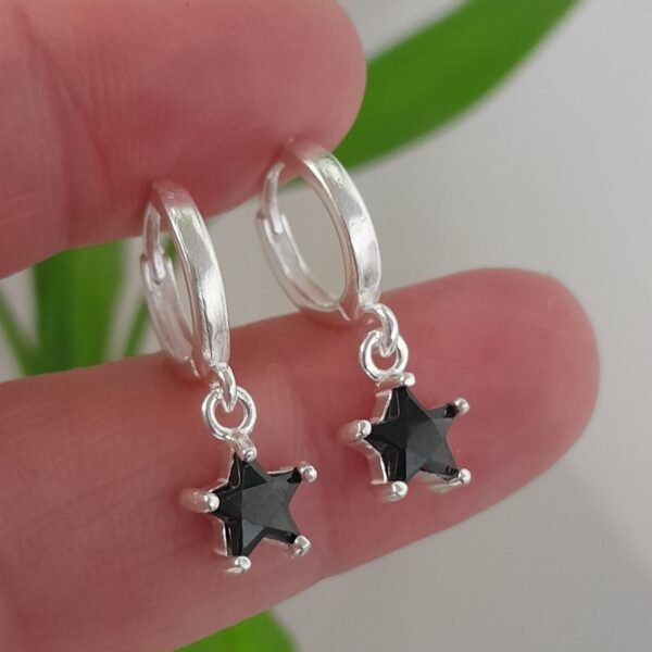 Argolla laminada estrella cubic negro colgante