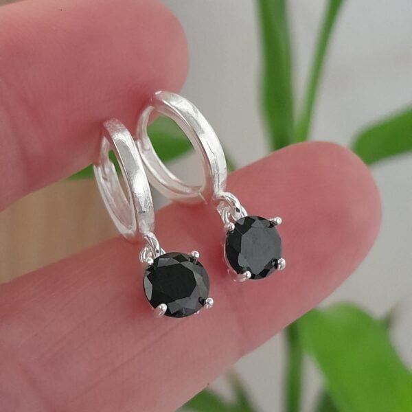 Argolla laminada cubic redondo negro colgante