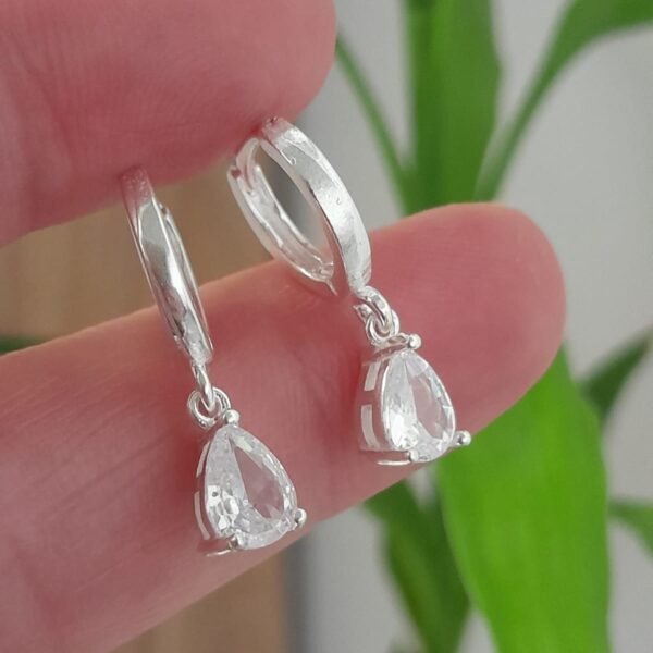 Argolla laminada gota cubic blanco colgante