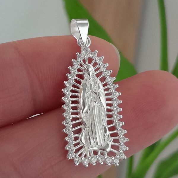 Dije italiano figura guadalupe con cubic