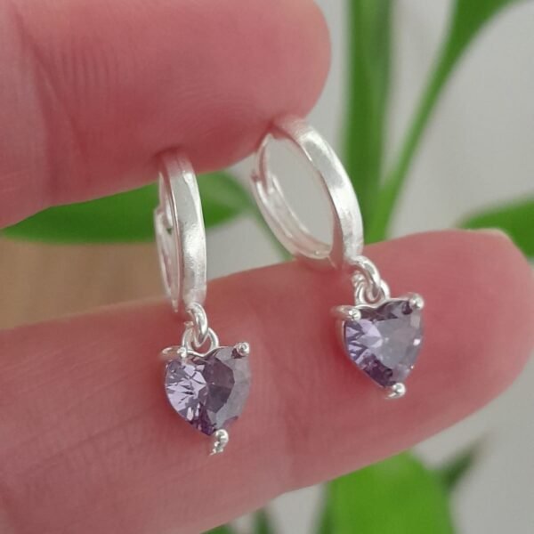 Argolla laminada corazon cubic violeta colgante