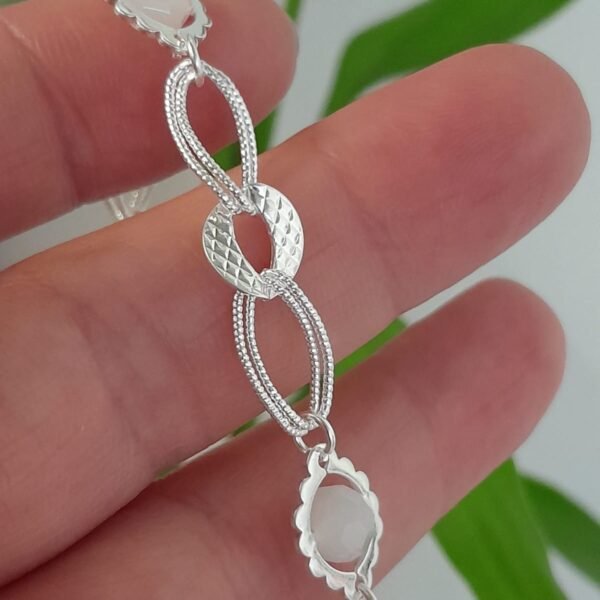 Pulsera laminada con piedra blanca