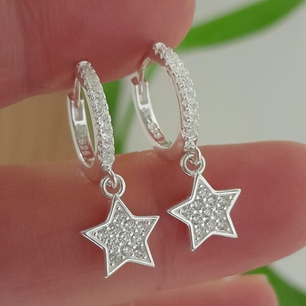 Argolla italiana con cubic y estrellas colgantes